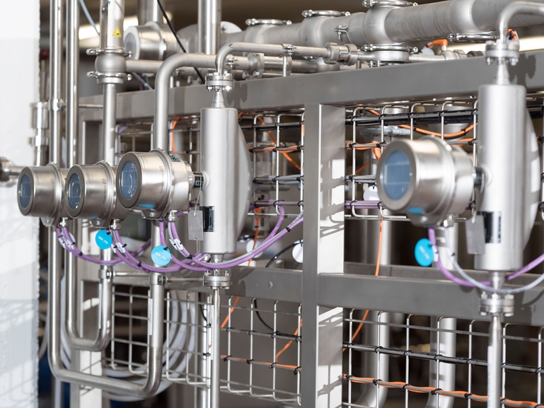 饮料生产中使用质量流量计精准控制配料的投加剂量。